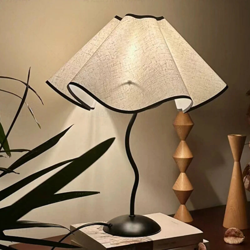 Lunéa Petal Table Lamp