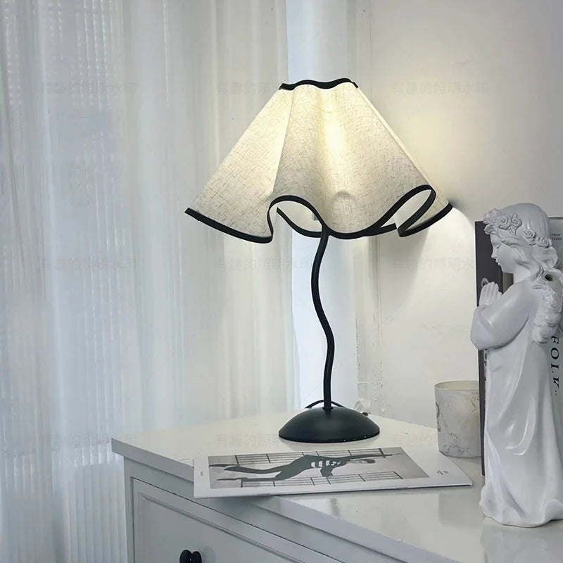 Lunéa Petal Table Lamp