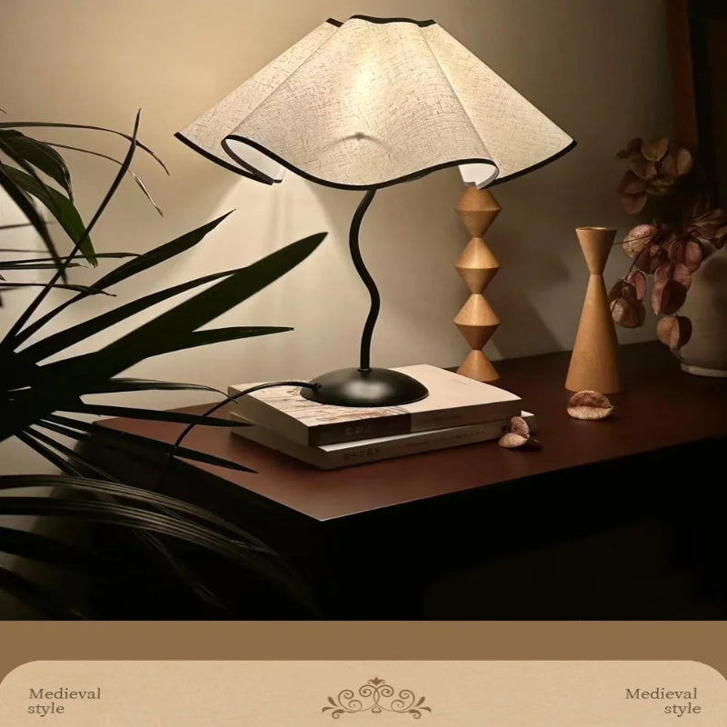Lunéa Petal Table Lamp