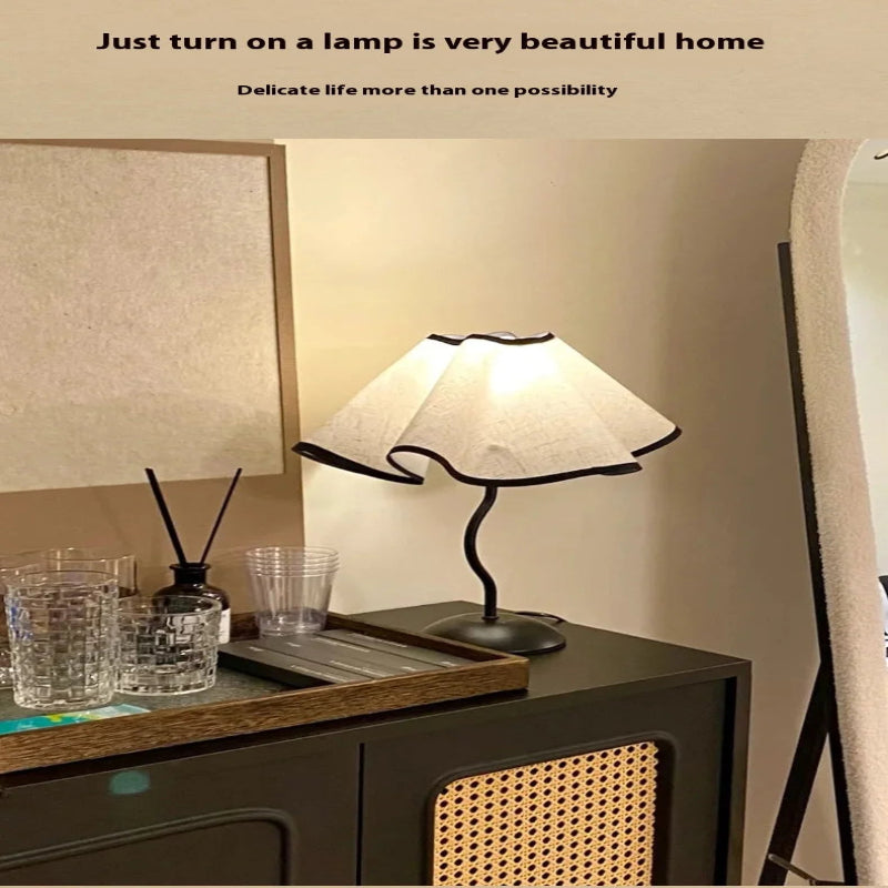 Lunéa Petal Table Lamp