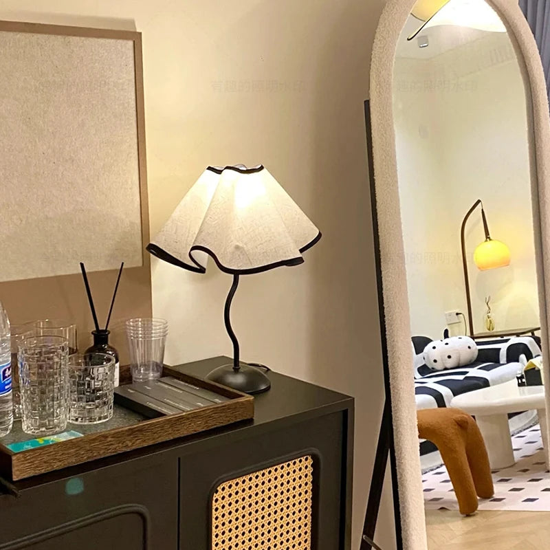 Lunéa Petal Table Lamp